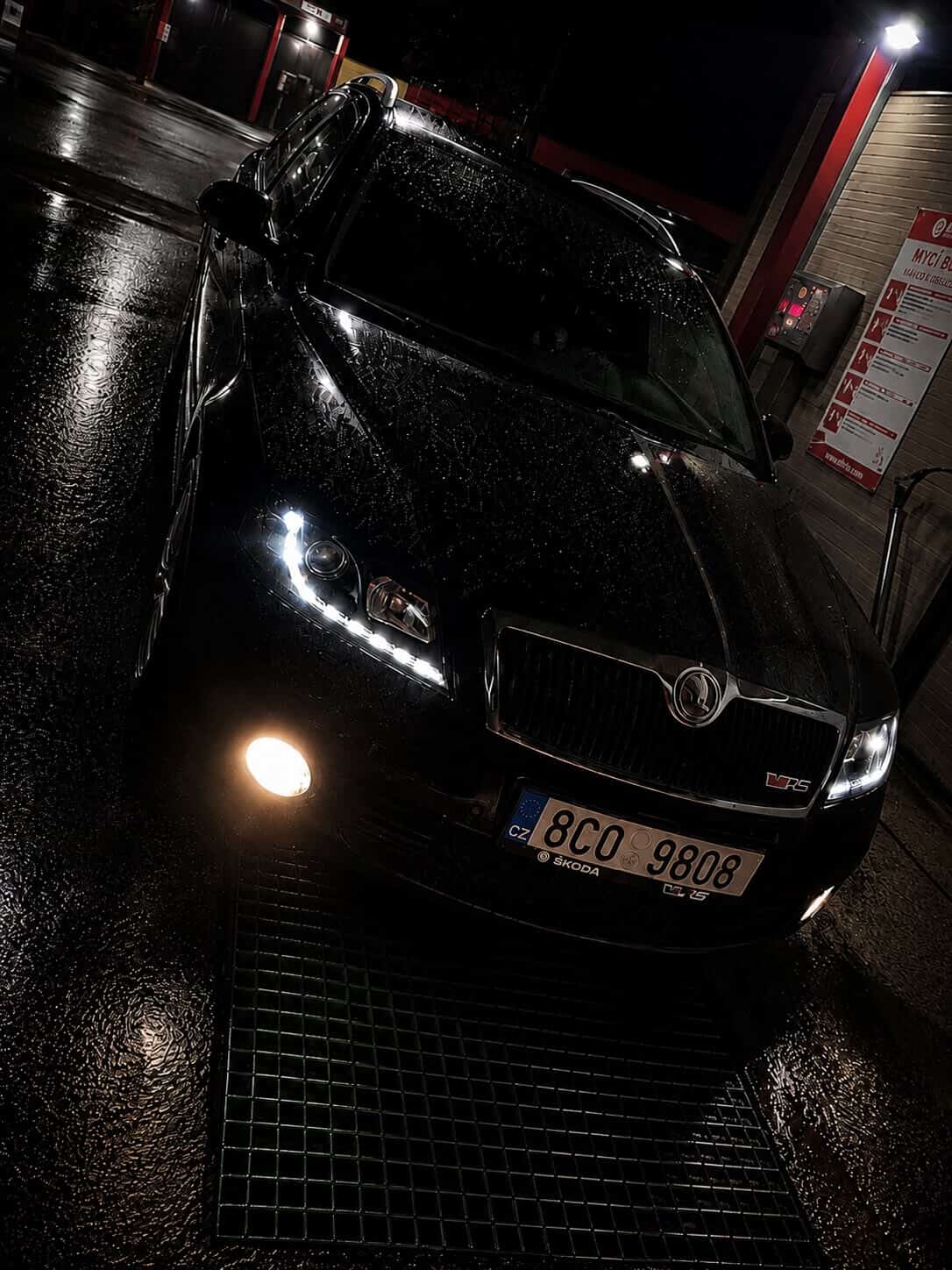 Škoda Octavia RS při nočním mytí, boční pohled